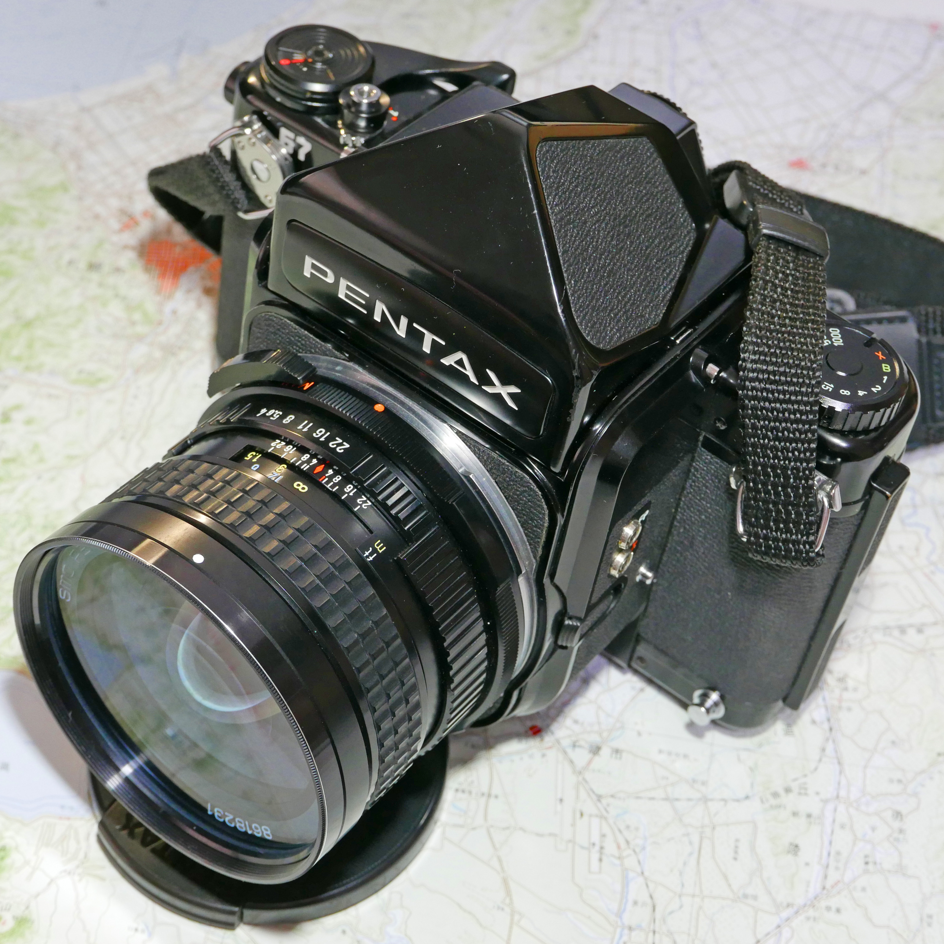 PENTAX（ペンタックス）67にSMC 45mm F4広角レンズを付け、東京駅の 