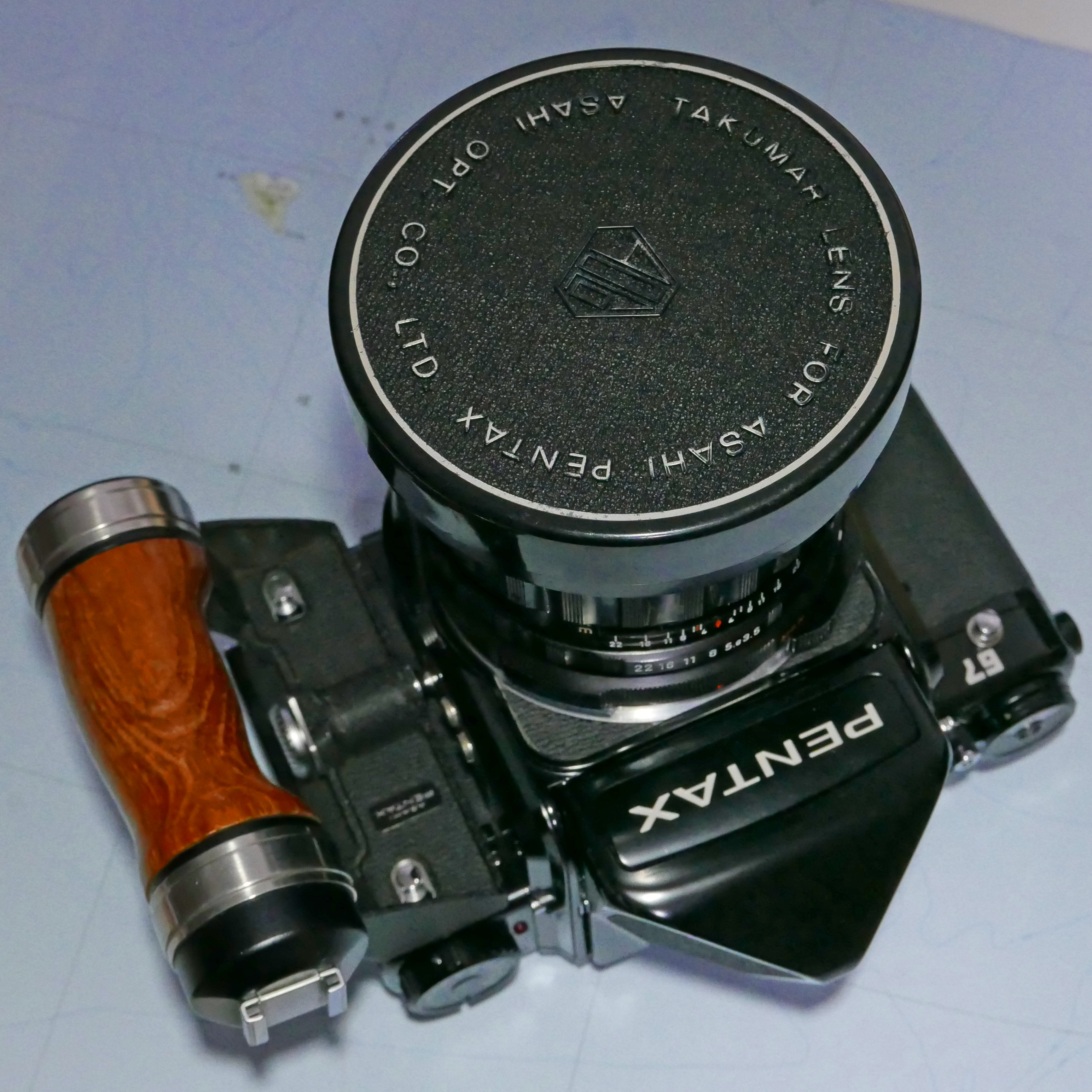 ペンタックス（PENTAX）67・6×7のグリップハンド、カメラ総重量は増え 